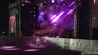 Lagu-lagu pujian pun mulai terdengar di lokasi. Seorang pendeta pun nampak membuka ibadah paskah itu dengan doa pembuka.  
