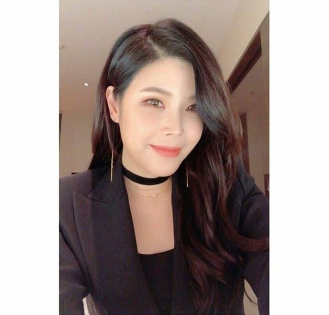 Pelantun My Destiny yang merupakan soundtrack dari drama Korea My Love From The Star yang dibintangi Kim So Hyun itu mengaku bahwa hidungnya dulu tak seperti sekarang. Ia mengatakan bahwa hidungnya dulu seperti babi. Foto: Instagram Lyn