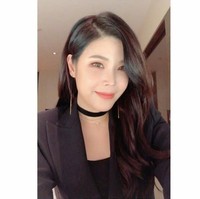 Pelantun My Destiny yang merupakan soundtrack dari drama Korea My Love From The Star yang dibintangi Kim So Hyun itu mengaku bahwa hidungnya dulu tak seperti sekarang. Ia mengatakan bahwa hidungnya dulu seperti babi. Foto: Instagram Lyn