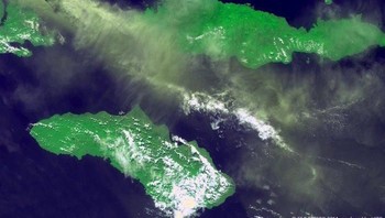 Gambar yang diambil oleh satelit mini Proba EVA milik ESA ini menampakkan pulau Sangeang dengan gunung apinya Sangeang Api. Terlihat Pulau Sumbawa dan Nusa Tenggara Timur. Foto: ESA/NASA