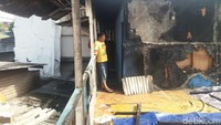 Rumah Musolih memang tidak ikut terbakar, namun rumah tetangga Musolih di belakangnya hangus dilalap api (Foto: Arief Ikhsanudin/detikcom)