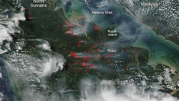 Pulau Sumatera dan Malaysia. Foto ini menunjukan penyebaran kabut asap akibat hutan terbakar di Indonesia yang sempat menjadi topik pemberitaan beberapa tahun lalu. Foto: NASA