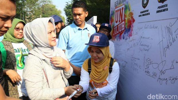 Jokowi dan Iriana Jokowi Jalan-jalan di CFD Solo