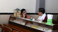 Sambil meunggu sajian soto tiba, Jokowi tampak berbincang akrab dengann putra bungsunya Kaesang Pangarep. (Foto: Kris-Biro Pers Setpres)