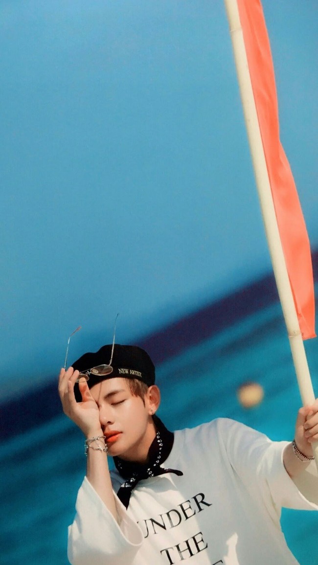 V tentu tidak benar-benar pusing namun posenya yang menaruh tangan di kepala membuat pria 23 tahun tersebut seperti sedang sakit. Foto: Istimewa