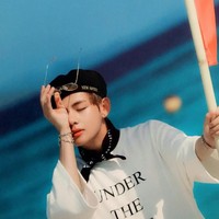 V tentu tidak benar-benar pusing namun posenya yang menaruh tangan di kepala membuat pria 23 tahun tersebut seperti sedang sakit. Foto: Istimewa