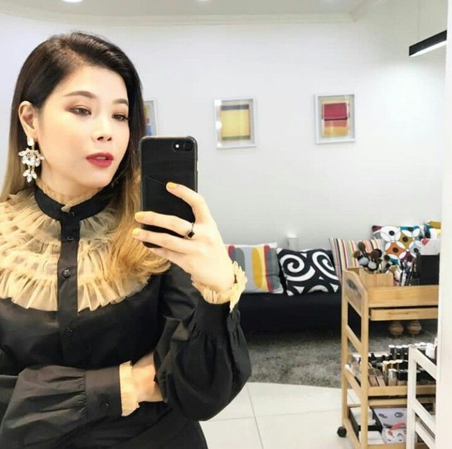 Inilah penanpilan cantik Lyn dengan lipstik merah. Foto: Instagram Lyn