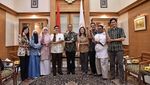 Momen Anies Belajar Bahasa Isyarat dari Teman-teman Tuli