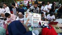 Aksi simpatik ini mendapat respons cukup positif dari masyarakat yang datang. Mereka pun antusias mengisi petisi change.org dengan judul ‘gerakan pengembalian aset bangsa JICT’. Tujuannya, agar pengelolaan BUMN aset bangsa ini kembali kepada konstitusi. Foto: dok. JICT