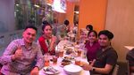 Ini 10 Pose Keseruan Farhat Abbas  Makan Bareng Teman dan Keluarga