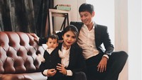 Masih dalam rangka ulang tahun sang anak, Putri Titian dan Junior Liem menggelar pemotretan. Foto: Instagram Putri Titian