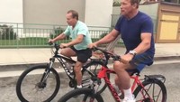 Kadang, ia bersepeda dengan sahabatnya Franco Columbu. (Foto: Instagram/schwarzenegger)