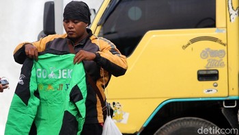 Para driver Uber kini berganti jaket Go-Jek.