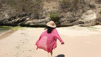 Pantai dan jalan-jalan di kota besar menjadi hobi Cecillia. Dalam foto ini ia sudah mengunjungi Pantai Pink yang kemungkinan besar ada di Lombok (cecillimbad/Instagram)
