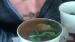 Begini Gaya Si Tampan Chris Hemsworth Saat Masak dan Makan!