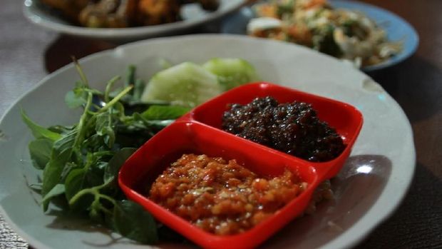 Wisata Kuliner Ayam Goreng Mbah Karto Langganan Jokowi