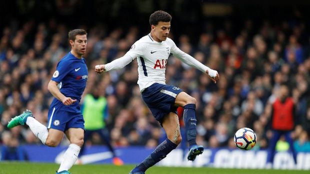 Gol pertama Dele Alli dicetal setelah sukses melewati lini belakang Chelsea.