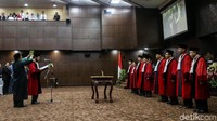 Pengucapan sumpah dengan disaksikan para hakim MK.