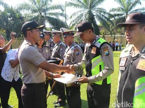 Dua Anggota Polisi Bantu Proses Persalinan Diganjar Penghargaan