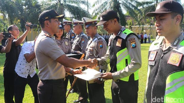 Dua polisi bantu warga melahirkan diganjar penghargaan/