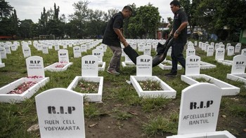 Sejumlah nisan bertuliskan nama-nama pemilik konter pulsa dipajang sebagai tanda matinya konter pulsa. Hendra Nurdiyansyah/ANTARA FOTO.