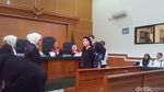 Foto: Saat Syahrini Kegerahan di Sidang First Travel