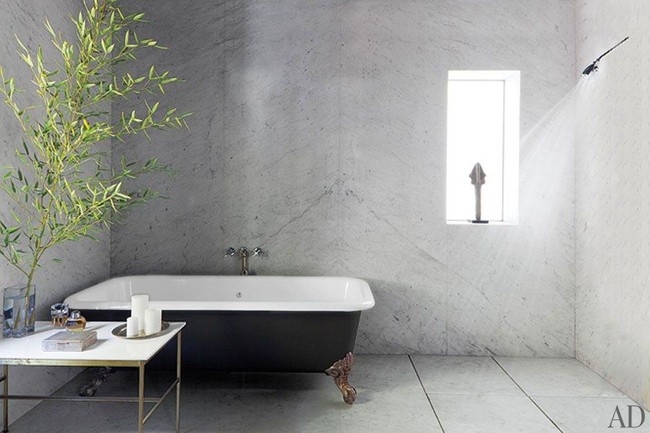 Kamar mandi hadir dengan desain yang lebih minimalis. Cukup area pancuran tanpa sekat, berikut bath-tub bergaya klasik. Foto: Dok. Architectural Digest