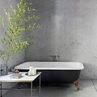 Kamar mandi hadir dengan desain yang lebih minimalis. Cukup area pancuran tanpa sekat, berikut bath-tub bergaya klasik. Foto: Dok. Architectural Digest