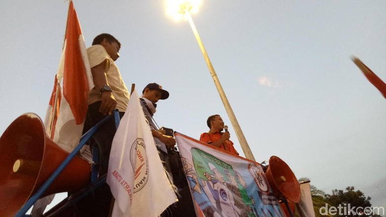 Massa Tukang Pulsa Klaim Diizinkan Registrasi SIM Card Tanpa Batas Massa Tukang Pulsa Klaim Diizinkan Registrasi SIM Card Tanpa Batas