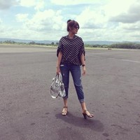 Raisa bergaya casual dengan ripped jeans dari Topshop seharga US$ 70 saat bergaya di bandara. Dia juga terlihat menenteng tas Balenciaga classic city yang harganya mulai dari US$ 2.000 atau sekitar Rp 27 jutaan. Foto: Instagram