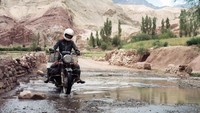 Namun bila melihat sejarah, kecintaan wanita dengan sepeda motor rupanya bukan barang baru, loh. Tepatnya pada tahun 1980-an, wanita asal Inggris, Elspeth Beard mencatat sebagai wanita pertama yang menjelajah dunia dengan sepeda motor sendirian. Foto: Pool (Internet)