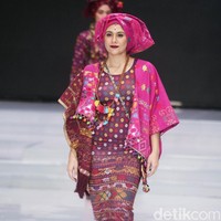 Fashion show koleksi busana terbaru Ghea Panggabean mengangkat tema Spirit of Toba’ dan terinspirasi keindahan kain Ulos di Indonesia Fashion Week 2018, Rabu [28/3/2018]. [Foto: Mohammad Abduh/Wolipop]