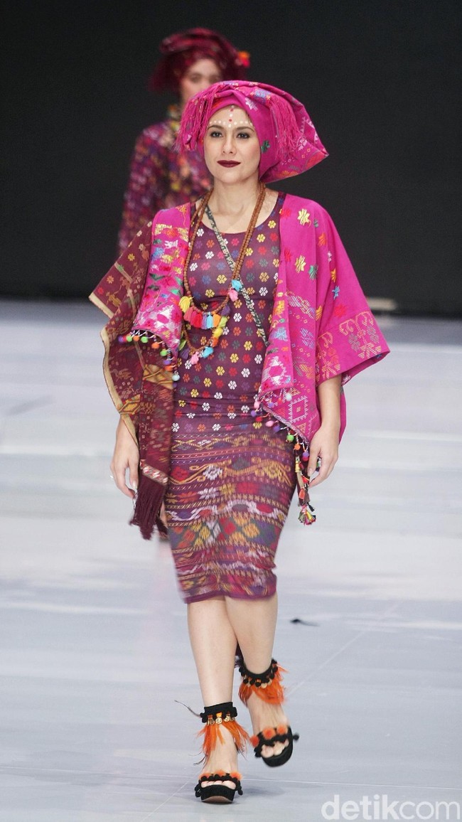 Fashion show koleksi busana terbaru Ghea Panggabean mengangkat tema Spirit of Toba’ dan terinspirasi keindahan kain Ulos di Indonesia Fashion Week 2018, Rabu [28/3/2018]. [Foto: Mohammad Abduh/Wolipop]