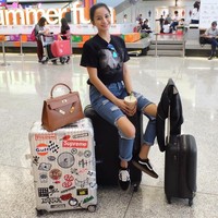 Aktris Kirana Larasati bergaya casual di bandara. Tampil dengan jeas sobek, kaus dan sneakers, dia melengkapi penampilannya dengan membawa tas Hermes Kelly seharga US$ 15.100 atau sekitar Rp 208 juta. Foto: Instagram