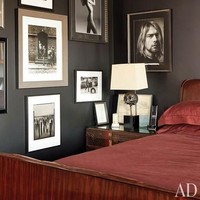 Adam juga menghiasi kamarnya dengan foto-foto hitam-putih dari beberapa musisi legendaris seperti Kort Cobain, Bob Dylan, dan Stevie Wonder. Koleksi Grammy dan sejumlah penghargaan lain hasil prestasinya bersama Maroon 5 juga dipajang di kamar. Foto: Dok. Architectural Digest