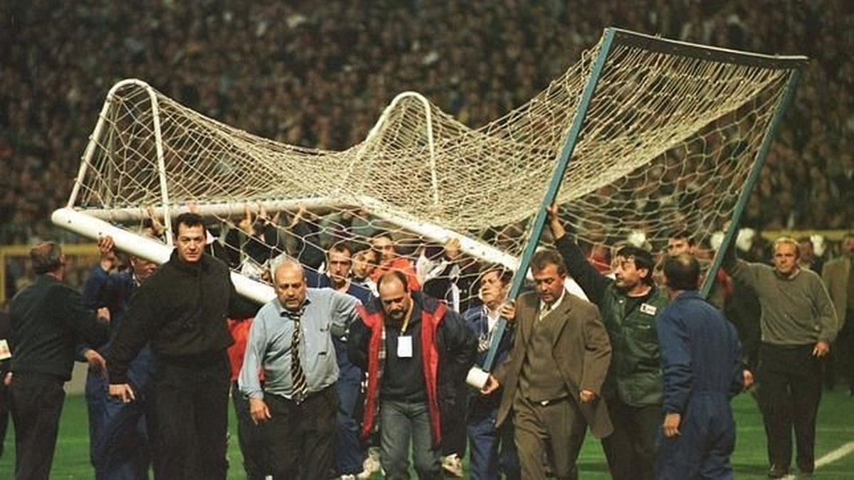 Gawang di Santiago Bernabeu pernah roboh karena ulah fans (intrafutbol)