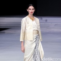 Fashion show koleksi busana terbaru Ghea Panggabean mengangkat tema Spirit of Toba’ dan terinspirasi keindahan kain Ulos di Indonesia Fashion Week 2018, Rabu [28/3/2018]. [Foto: Mohammad Abduh/Wolipop]