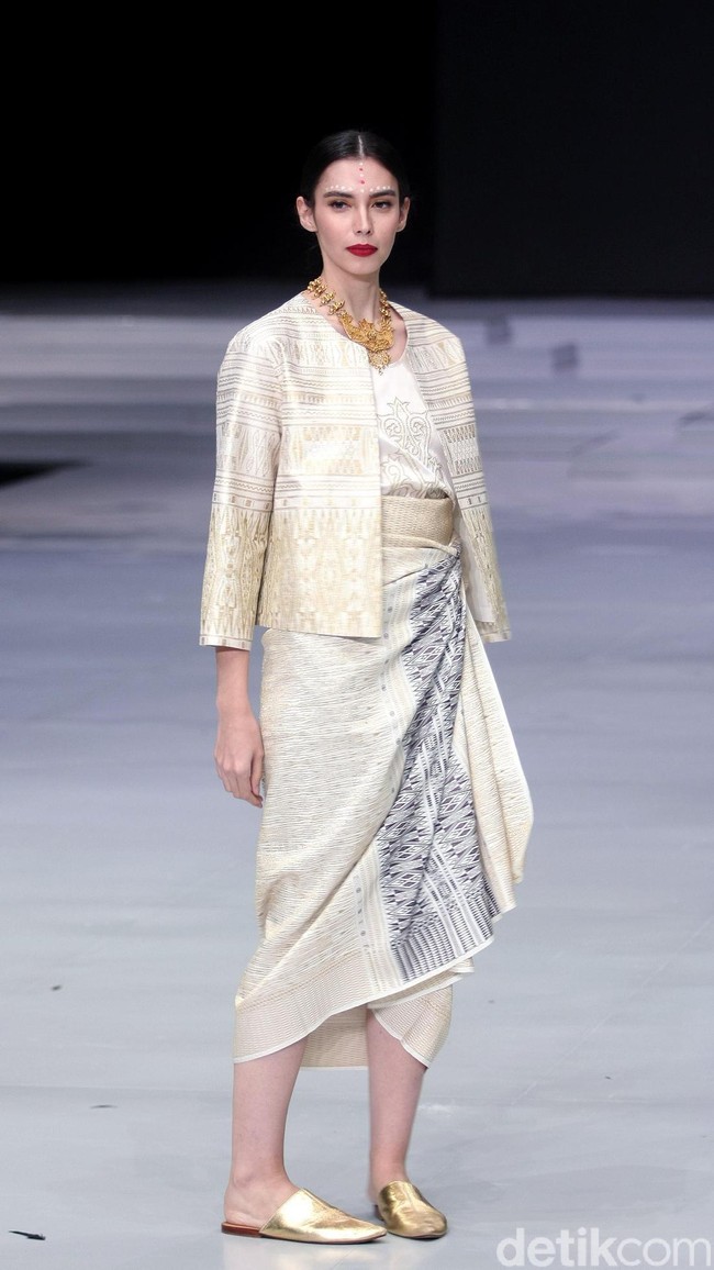 Fashion show koleksi busana terbaru Ghea Panggabean mengangkat tema Spirit of Toba’ dan terinspirasi keindahan kain Ulos di Indonesia Fashion Week 2018, Rabu [28/3/2018]. [Foto: Mohammad Abduh/Wolipop]