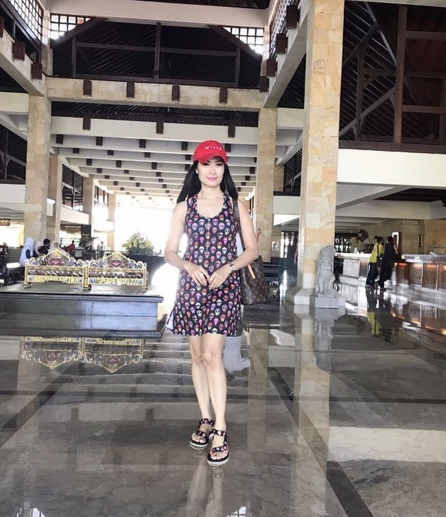 Penyanyi dangdut Iis Dahlia bergaya memakai mini dress dan topi saat akan terbang menjalani pekerjaannya. Dia melengkapi penampilannya dengan tas Louis Vuitton yang berharga puluhan juta rupiah. Foto: Instagram