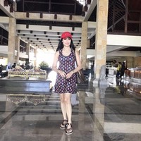 Penyanyi dangdut Iis Dahlia bergaya memakai mini dress dan topi saat akan terbang menjalani pekerjaannya. Dia melengkapi penampilannya dengan tas Louis Vuitton yang berharga puluhan juta rupiah. Foto: Instagram