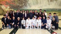 Saking kepincutnya, Kim Jong Un bahkan berfoto dengan para bintang K-Pop tersebut usai konser (Foto: KCNA/via Reuters)