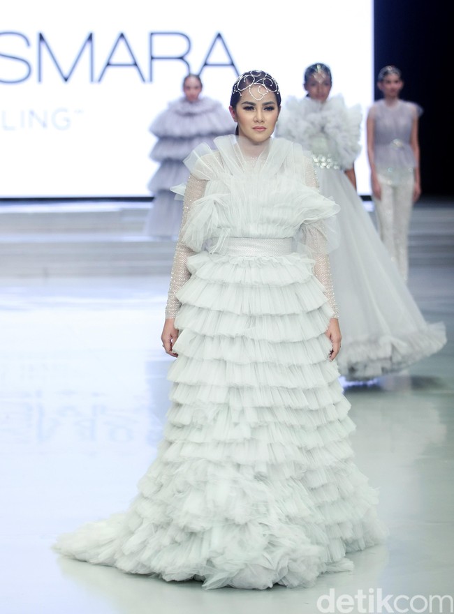 Busana Malik Moestaram yang ia kenakan diwarnai dengan embroidery floral yang anggun. Sedangkan saat memakai busana karya Barli Asmara, Olla Ramlan tampil seperti seorang ratu dengan headpiece dan gaun berdetail ruffle. Foto: Mohammad Abduh/Wolipop