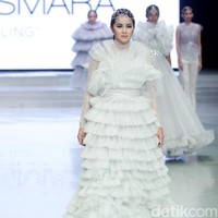 Busana Malik Moestaram yang ia kenakan diwarnai dengan embroidery floral yang anggun. Sedangkan saat memakai busana karya Barli Asmara, Olla Ramlan tampil seperti seorang ratu dengan headpiece dan gaun berdetail ruffle. Foto: Mohammad Abduh/Wolipop