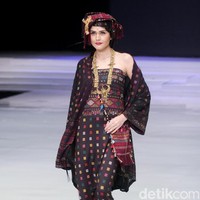 Fashion show koleksi busana terbaru Ghea Panggabean mengangkat tema Spirit of Toba’ dan terinspirasi keindahan kain Ulos di Indonesia Fashion Week 2018, Rabu [28/3/2018]. [Foto: Mohammad Abduh/Wolipop]