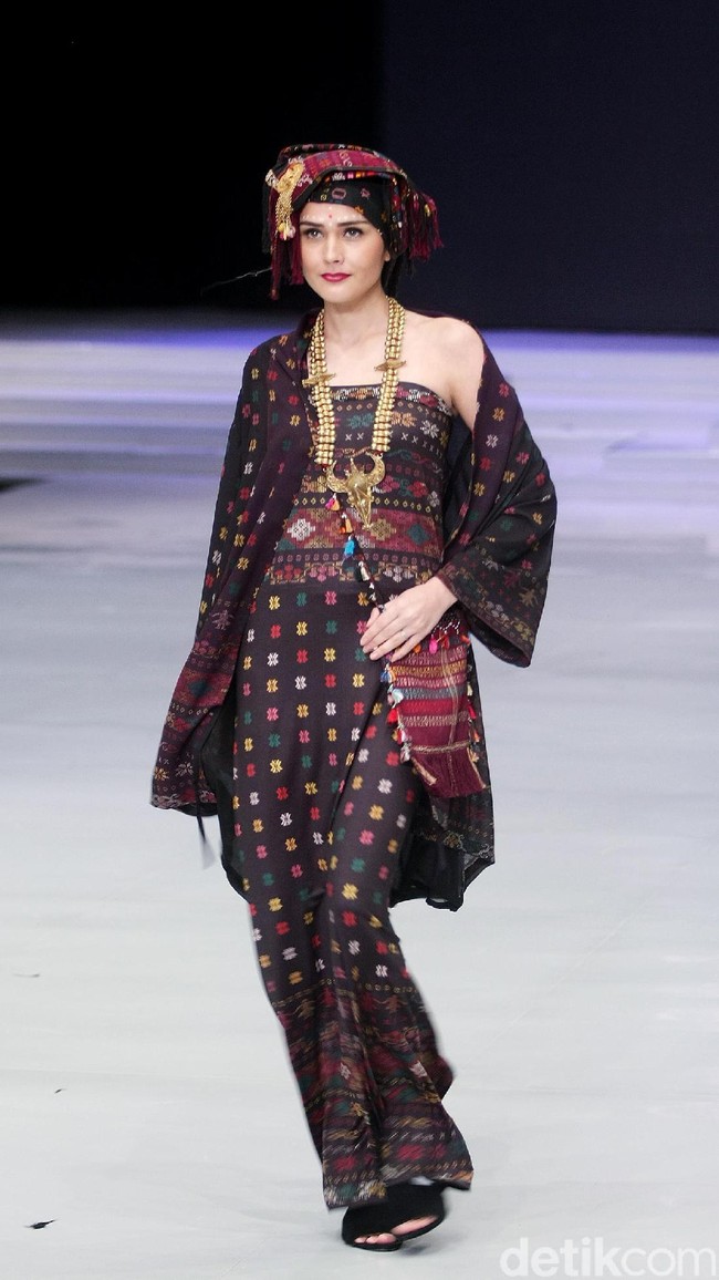 Fashion show koleksi busana terbaru Ghea Panggabean mengangkat tema Spirit of Toba’ dan terinspirasi keindahan kain Ulos di Indonesia Fashion Week 2018, Rabu [28/3/2018]. [Foto: Mohammad Abduh/Wolipop]