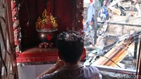 Salah satu warga berdoa dirumahnya yang berdekatan dengan lokasi kebakaran.