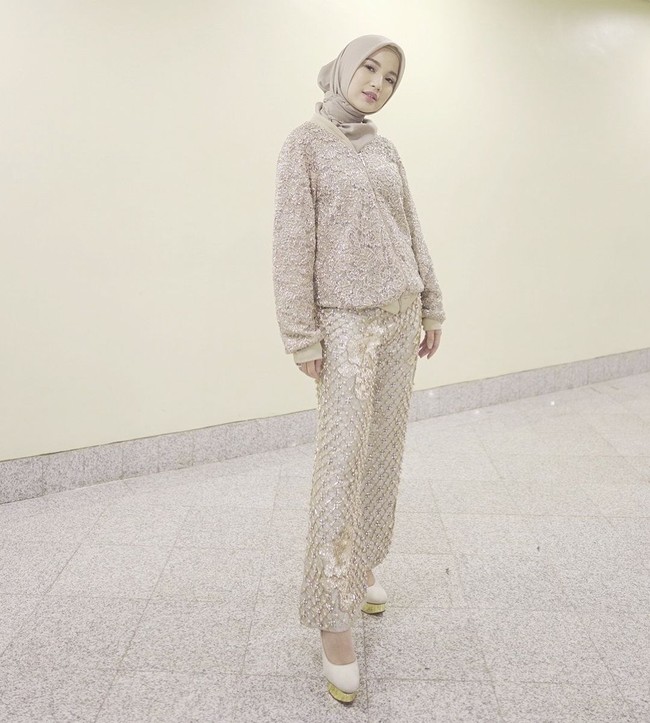 Belum lama berhijab, penampilan Chacha Frederica tetap cantik. Ia mengenakan busana dari Barli Asmara dengan nuansa warna keemasan dan beading yang mewah. Meski bukan berbentuk gaun, tampilannya tetap istimewa.Foto: Instagram/ChachaFrederica