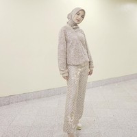 Belum lama berhijab, penampilan Chacha Frederica tetap cantik. Ia mengenakan busana dari Barli Asmara dengan nuansa warna keemasan dan beading yang mewah. Meski bukan berbentuk gaun, tampilannya tetap istimewa.Foto: Instagram/ChachaFrederica