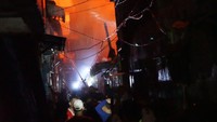 Api diduga berasal dari salah satu rumah warga yang biasanya digunakan sebagai konveksi.