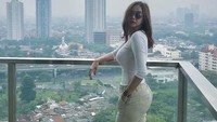 Aura Kasih memiliki beberapa kriteria untuk calon pasangannya, salah satunya adalah bisa menerimanya dan sang anak. Foto: Instagram Aura Kasih